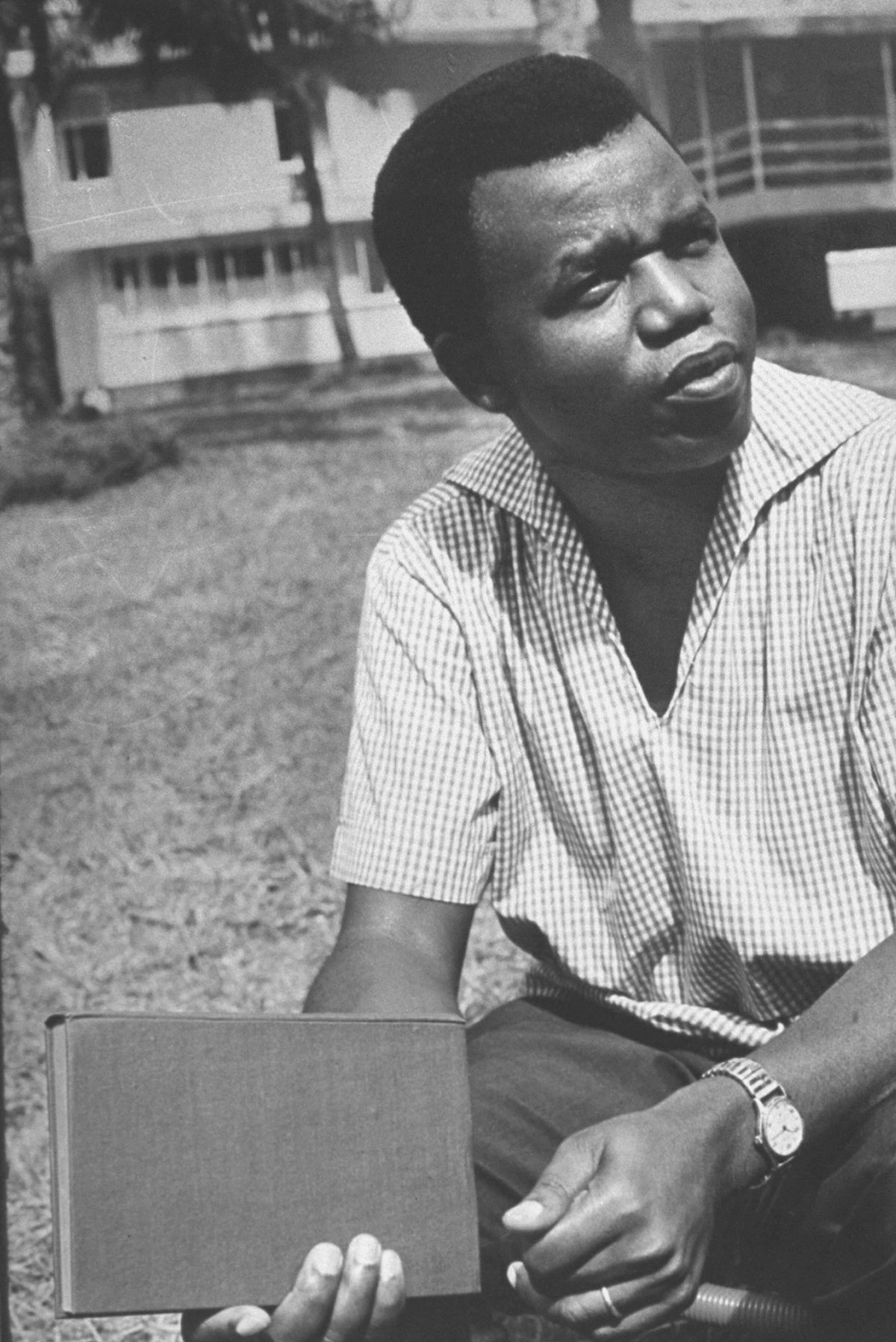 Chinua_Achebe,_1966
